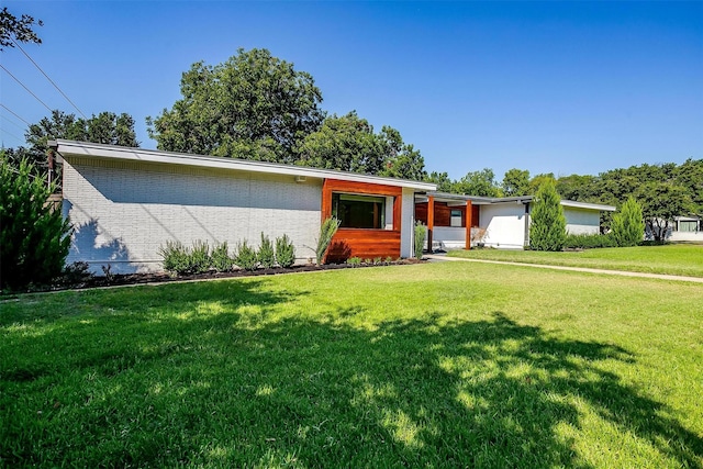 ranch-style home featuring a front lawn