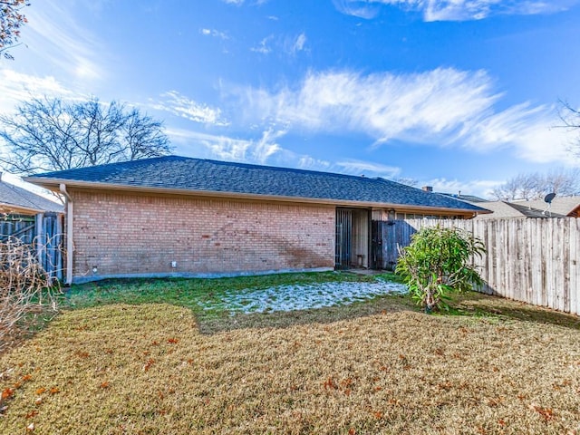 back of house featuring a lawn