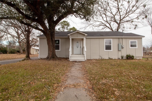 ranch-style home with a front yard