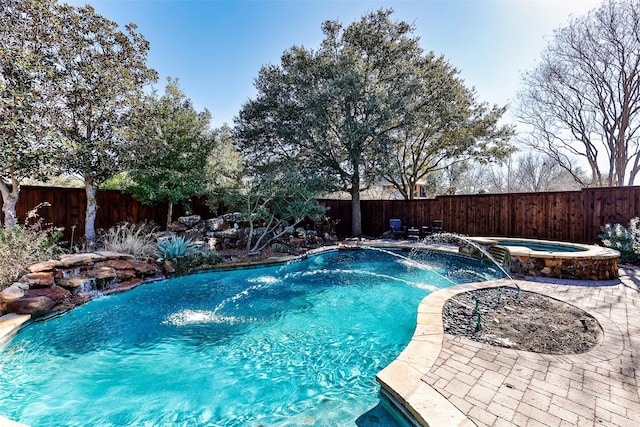 view of pool featuring an in ground hot tub and pool water feature