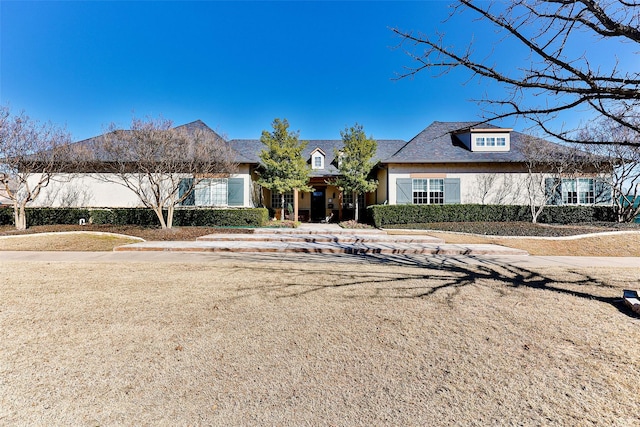 view of front of house with a front lawn