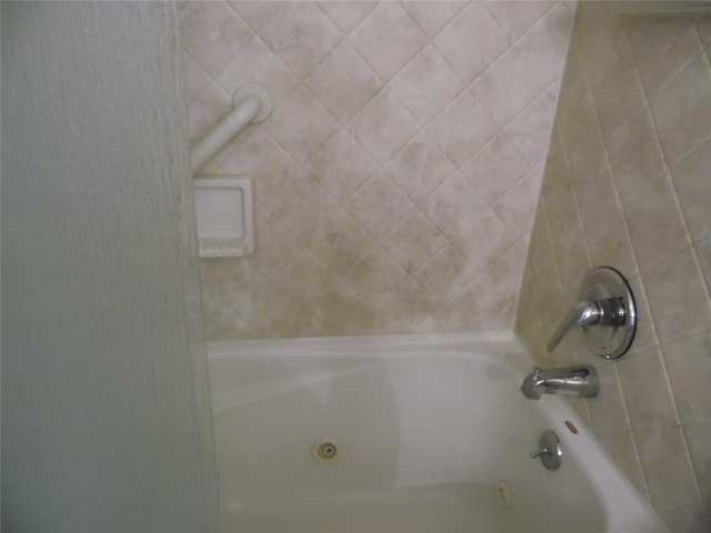 bathroom featuring tiled shower / bath combo