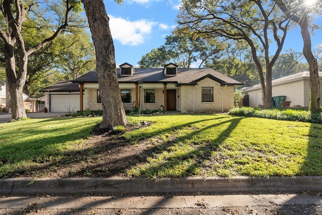 view of front facade featuring a front lawn and a garage