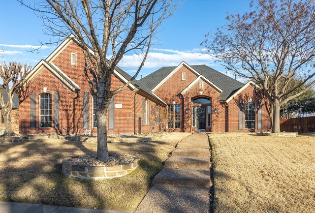 front facade featuring a front yard