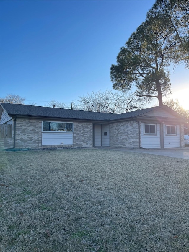 ranch-style home with a lawn