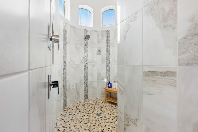 full bathroom featuring a tile shower