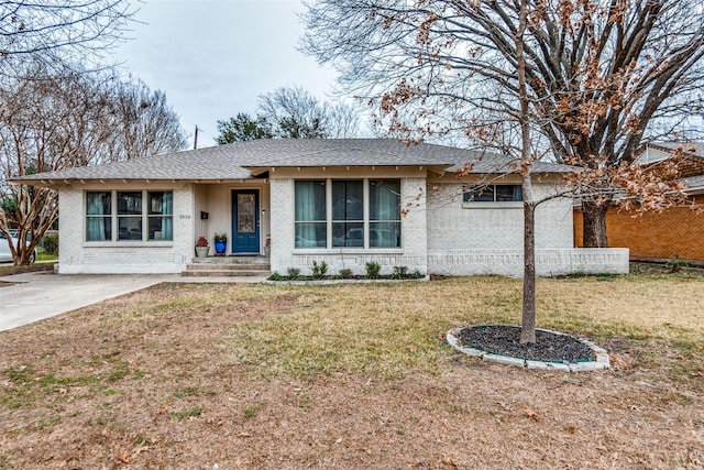 view of front facade with a front yard