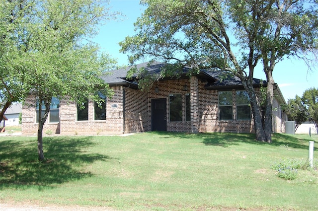 view of front of property with a front yard