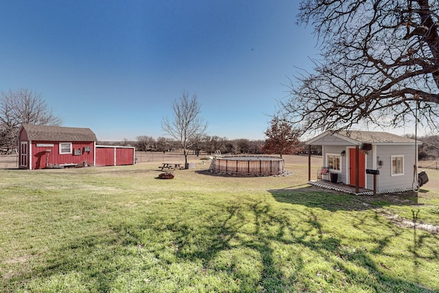 view of yard featuring a shed