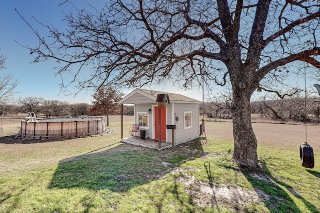 view of yard with an outbuilding