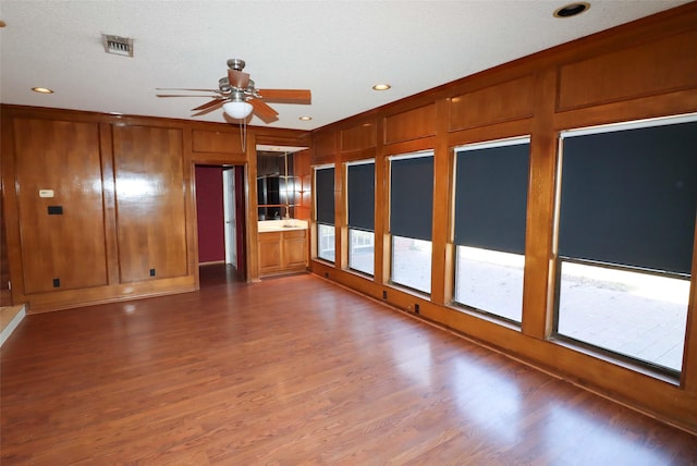 unfurnished room with dark wood-type flooring and ceiling fan