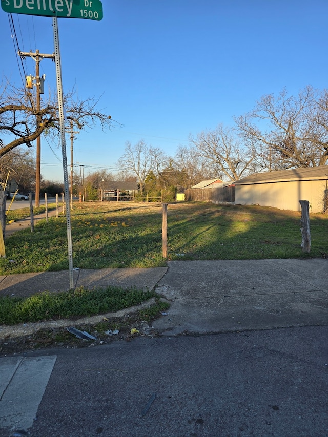 Listing photo 2 for 1547 S Denley Dr, Dallas TX 75216