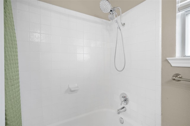 bathroom with tiled shower / bath combo