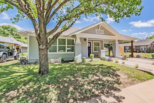 view of front facade with a front lawn and covered porch