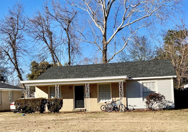 view of front of property with a front yard