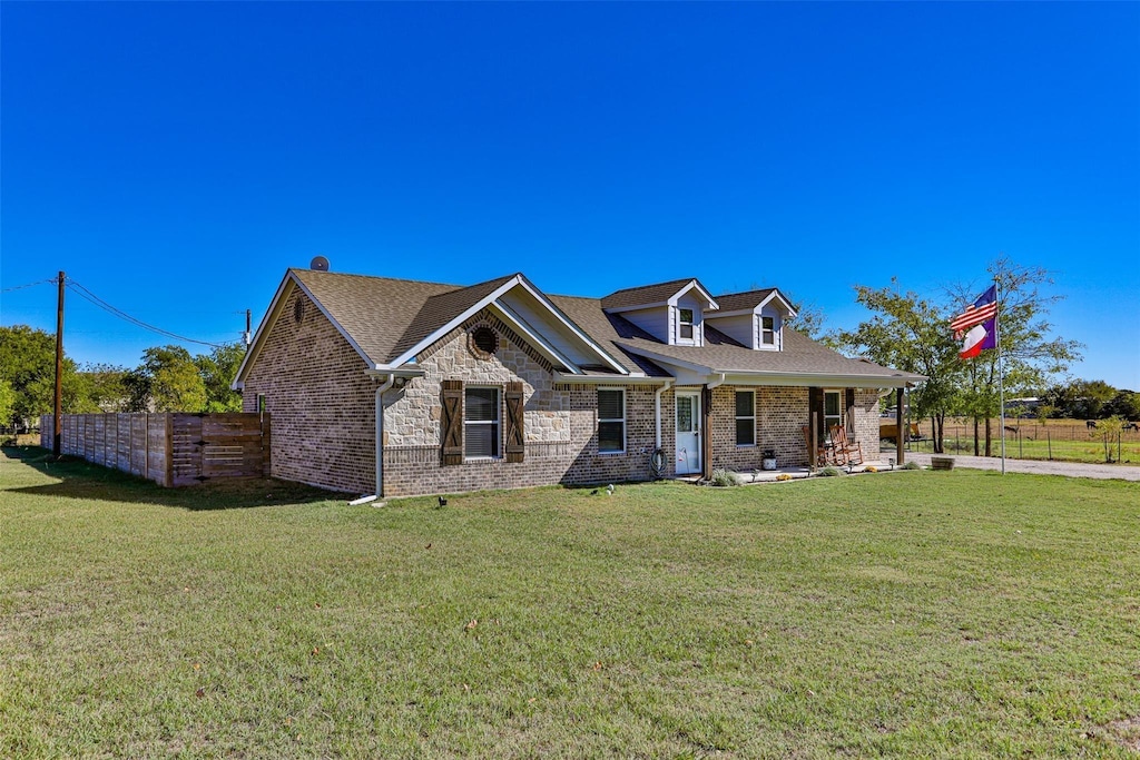 view of front facade with a front yard