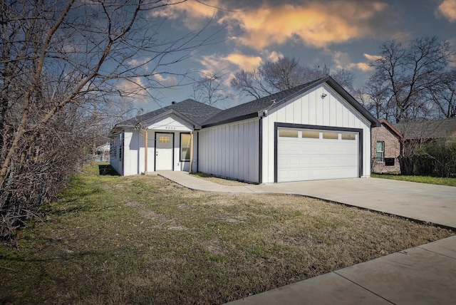 view of front facade featuring a garage and a lawn