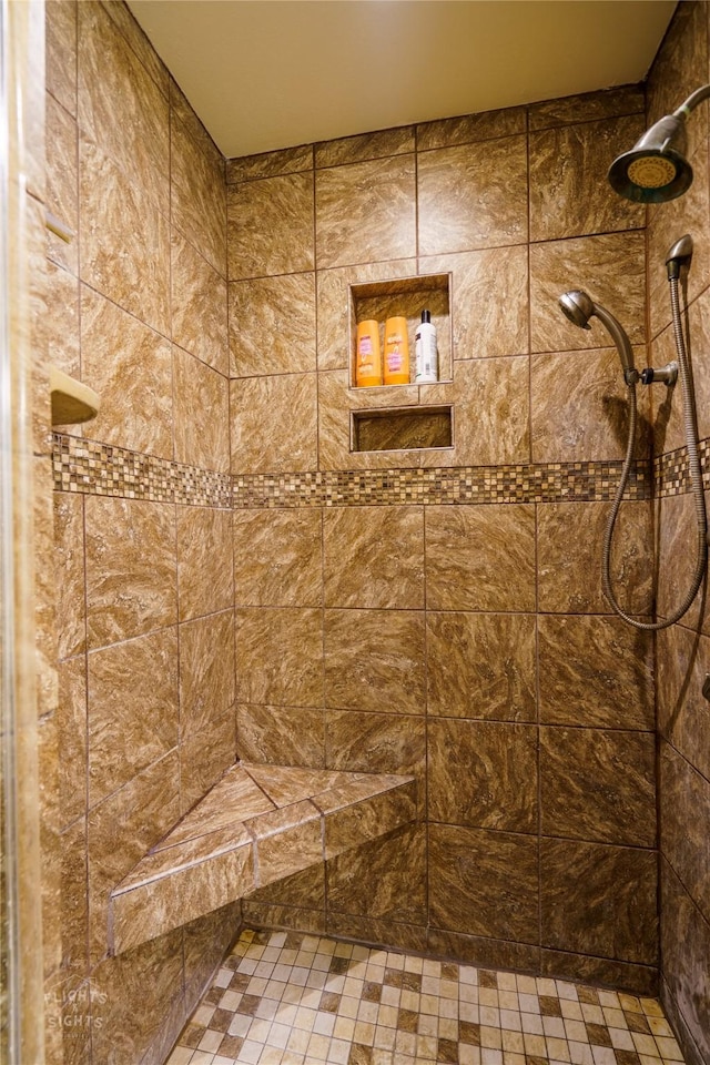 bathroom featuring tiled shower