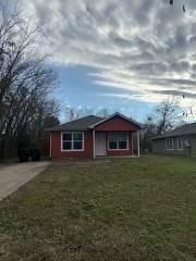 view of front facade with a front yard