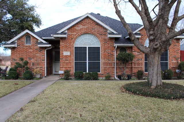 view of front of property with a front yard