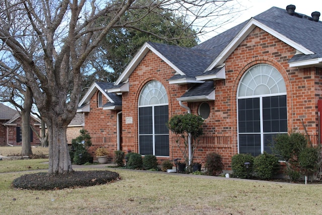 front facade featuring a front yard