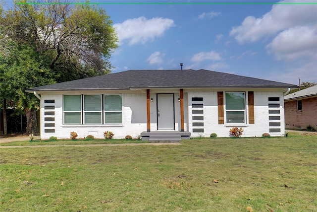 ranch-style home featuring a front lawn