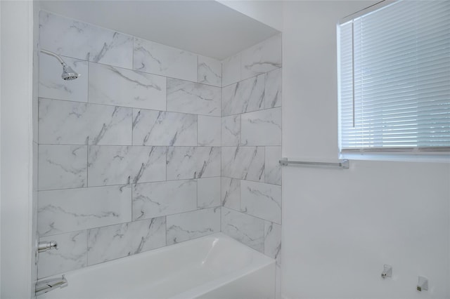 bathroom featuring tiled shower / bath