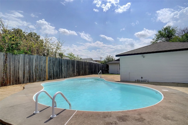 view of swimming pool