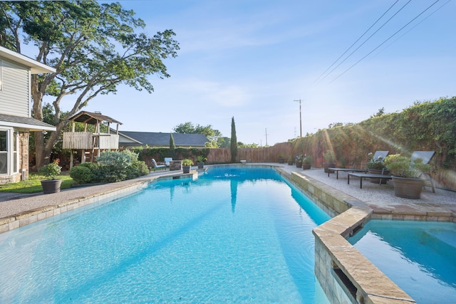 view of swimming pool