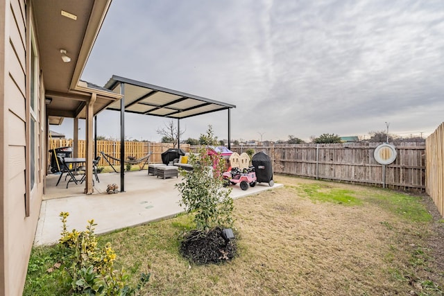 view of yard featuring a patio