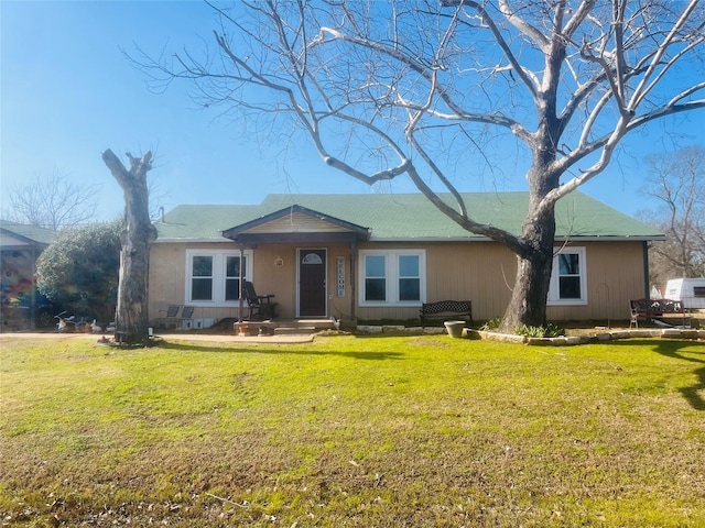 ranch-style home featuring a front lawn