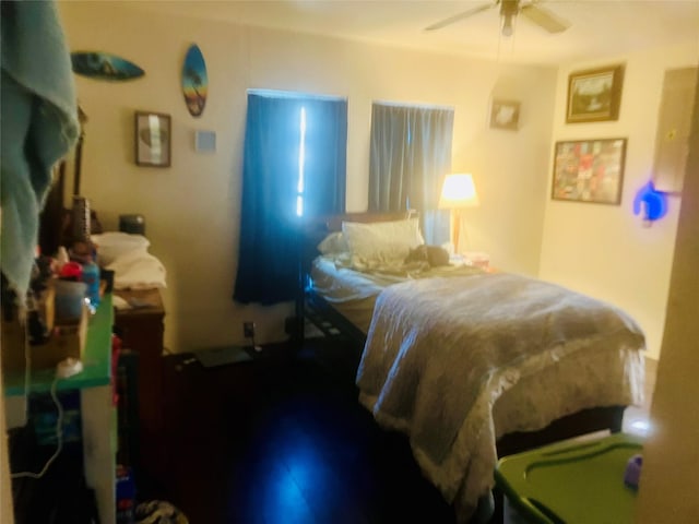 bedroom with ceiling fan