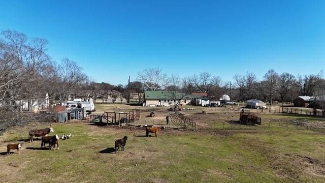 view of yard featuring a rural view