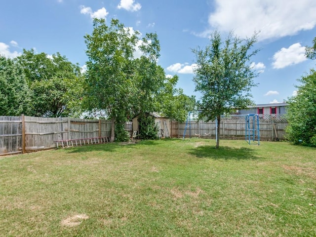 view of yard with a storage shed