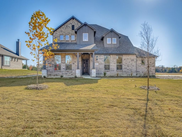 craftsman house featuring a front lawn