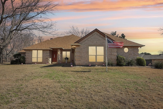 view of front of house featuring a lawn