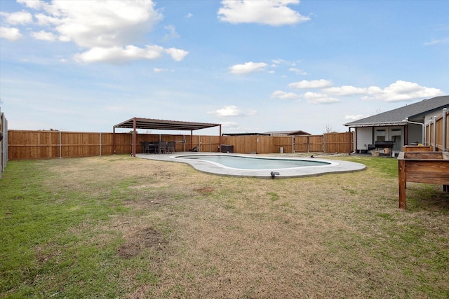 view of yard featuring a fenced in pool