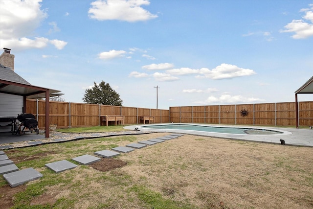 view of pool featuring a yard