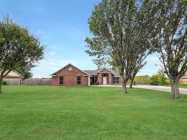 ranch-style home featuring a front lawn