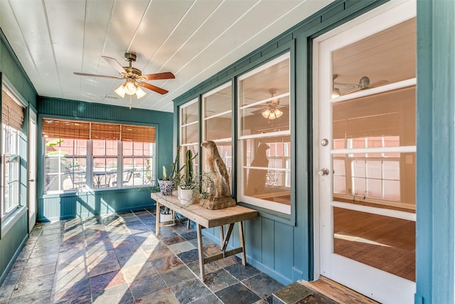 sunroom featuring ceiling fan