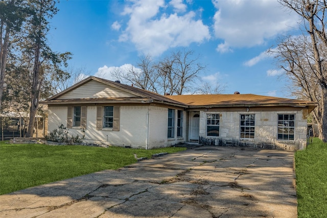 view of front of house with a front lawn