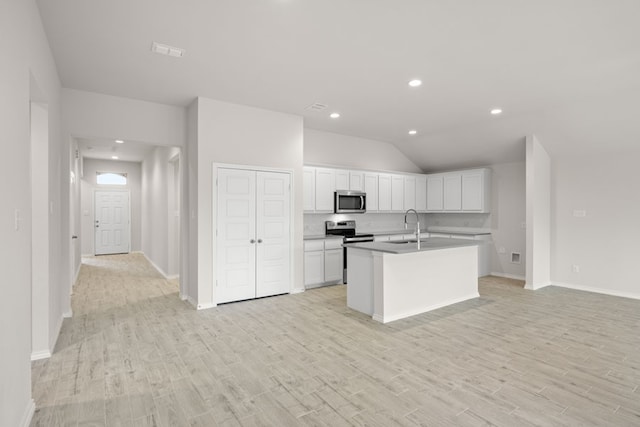 3656 N Crowley Cleburne Rd, Fort Worth, TX 76036 - kitchen featuring sink, light hardwood / wood-style flooring, appliances with stainless steel finishes, a kitchen island with sink, and white cabinets