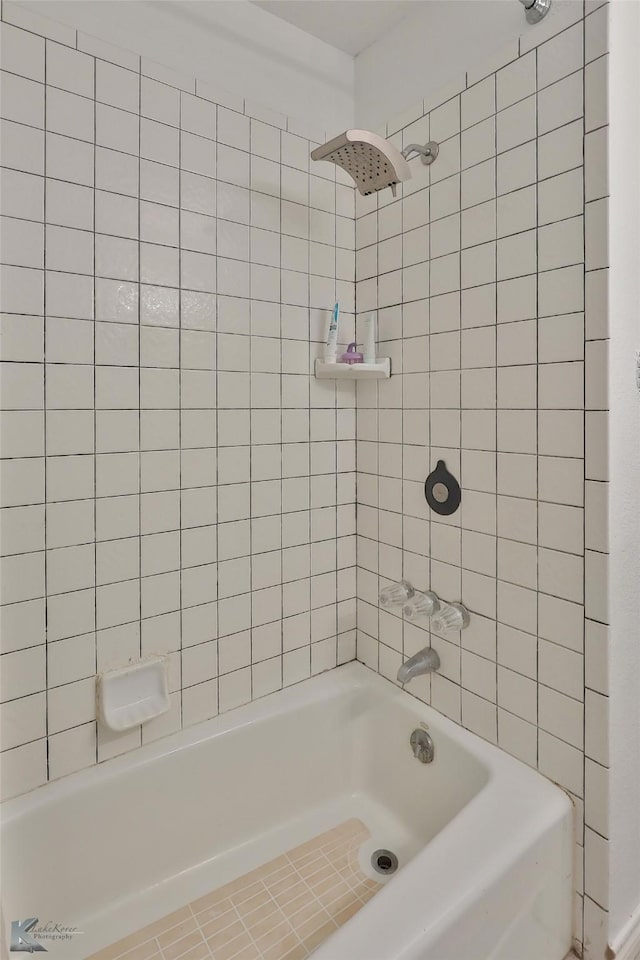 bathroom with tiled shower / bath combo