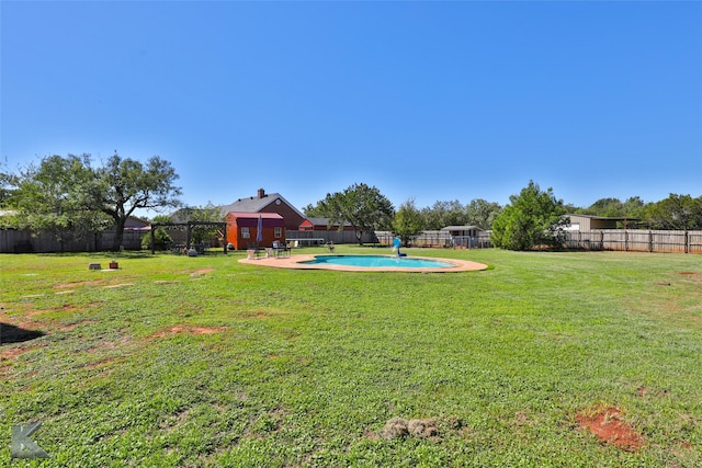 view of yard featuring a fenced in pool