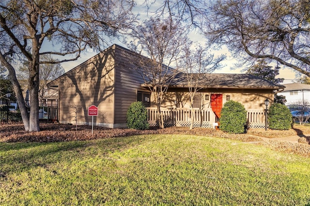 view of front of home featuring a front lawn