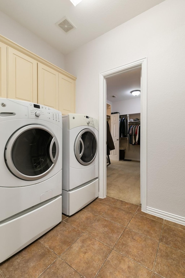 laundry room with cabinets and independent washer and dryer