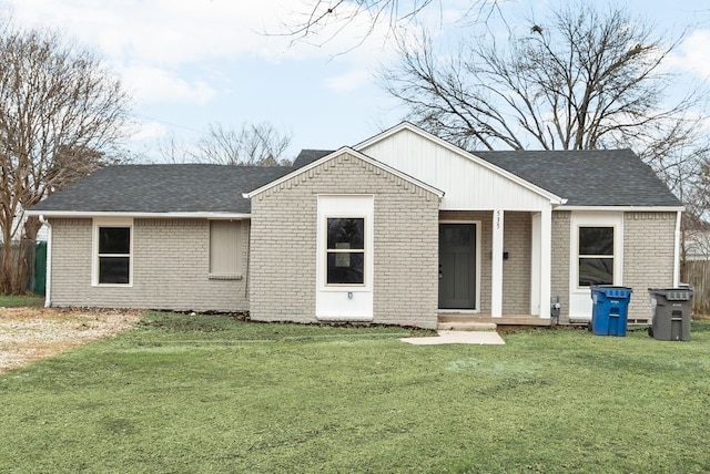 view of front of home featuring a front yard