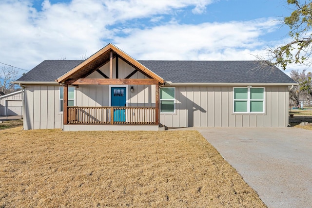 view of front of property featuring a front lawn and a porch