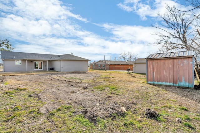 view of yard featuring a storage shed