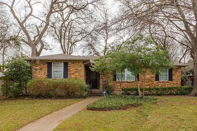 view of front of property featuring a front yard